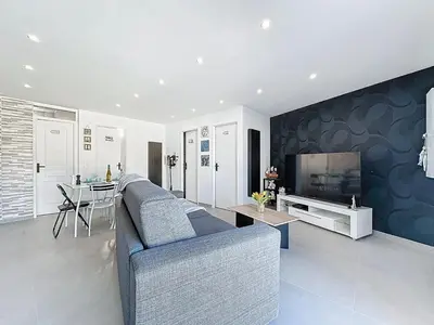 Télévision ou salle de divertissement dans l'établissement Holiday Home La Houle by Interhome
