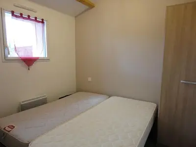 Un ou plusieurs lits dans un hébergement de l'établissement Maison calme à St Jean de Monts, 4 pers., proche mer et commerces, avec véranda et parking - FR-1-777-29