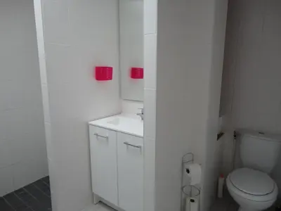 Salle de bains dans l'établissement Maison calme à St Jean de Monts, 4 pers., proche mer et commerces, avec véranda et parking - FR-1-777-29