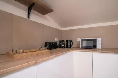 Cuisine ou kitchenette dans l'établissement La Parenthèse - Proche Puy du Fo u - 2 appartements équipés et confortables au coeur des Herbiers