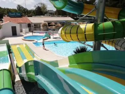 Piscine de l'établissement Mobil home confortable avec terrasse à Saint-Hilaire-de-Riez - API-1-52-887 ou située à proximité