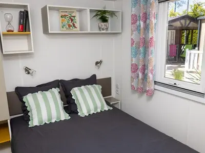 Un ou plusieurs lits dans un hébergement de l'établissement Mobil-home à Saint-Jean-de-Monts avec terrasse - API-1-52-960