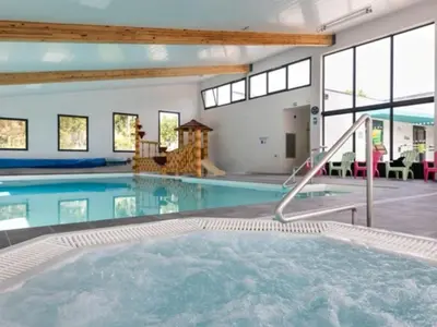 Piscine de l'établissement Mobil home spacieux, terrasse, 3 chambres à Saint-Hilaire-de-Riez - API-1-52-966 ou située à proximité