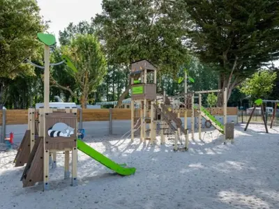 Aire de jeux pour enfants de l'établissement Mobil home spacieux, terrasse, 3 chambres à Saint-Hilaire-de-Riez - API-1-52-966