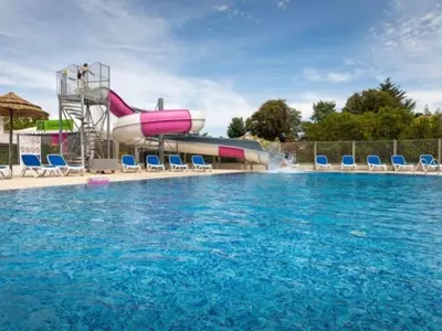 Piscine de l'établissement Mobil-home cosy avec terrasse - 5 personnes - API-1-52-1041 ou située à proximité