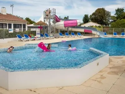 Piscine de l'établissement Mobil-home cosy avec terrasse - 5 personnes - API-1-52-1041 ou située à proximité