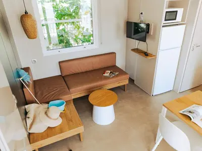 Cuisine ou kitchenette dans l'établissement Mobil-home 36m² avec Terrasse - 3 Chambres - 6 Pers - API-1-52-1048