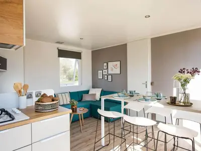 Cuisine ou kitchenette dans l'établissement Mobil-home 36m² avec Terrasse - 3 Chambres - 6 Pers - API-1-52-1048
