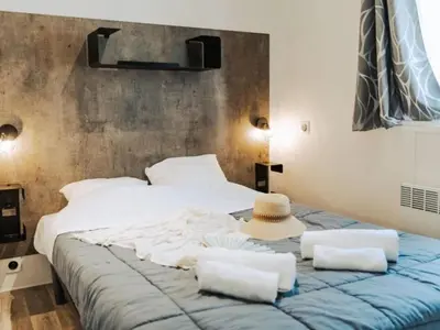 Un ou plusieurs lits dans un hébergement de l'établissement Spacieux Mobil-home 40m² avec terrasse - API-1-52-1094