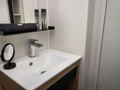 Salle de bains dans l'établissement Mobil-home de 30m² avec Terrasse, 2 Chambres à Saint-Jean-de-Monts - API-1-52-1121