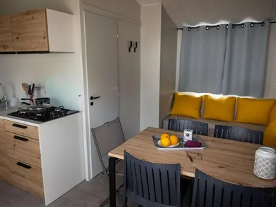 Cuisine ou kitchenette dans l'établissement Mobil-home de 30m² avec Terrasse, 2 Chambres à Saint-Jean-de-Monts - API-1-52-1121