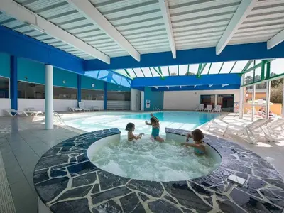 Piscine de l'établissement Chalet avec Accès Handicapé - Terrasse - API-1-52-1128 ou située à proximité