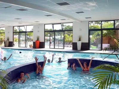 Piscine de l'établissement Mobil-home avec Terrasse, 25m², 4 personnes - API-1-52-1127 ou située à proximité
