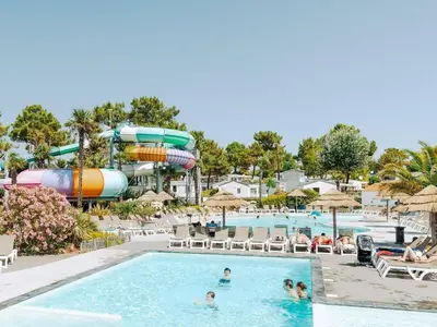 Piscine de l'établissement Mobil home avec terrasse au calme - API-1-52-1137 ou située à proximité