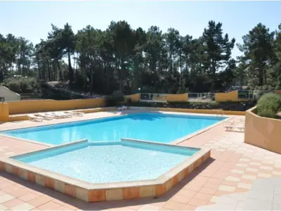 Piscine de l'établissement Appartement 28m² avec Terrasse et Cuisine Équipée - API-1-52-1157 ou située à proximité