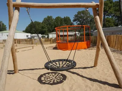 Aire de jeux pour enfants de l'établissement Mobil-home spacieux avec terrasse pour 8 personnes - API-1-52-1168