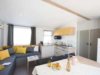 Cuisine ou kitchenette dans l'établissement Mobil-home spacieux avec terrasse pour 8 personnes - API-1-52-1168
