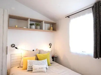 Un ou plusieurs lits dans un hébergement de l'établissement Mobil-home spacieux avec terrasse pour 8 personnes - API-1-52-1168