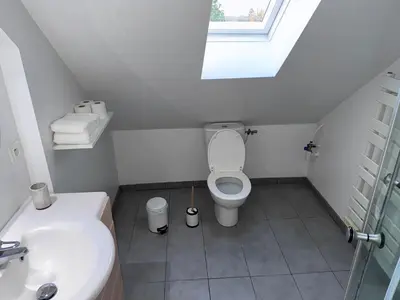 Salle de bains dans l'établissement La Mansarde