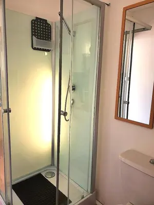 Salle de bains dans l'établissement Au Bord De L'eau, Proche plages