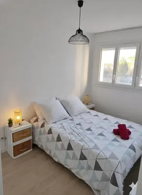 Un ou plusieurs lits dans un hébergement de l'établissement Appartement chaleureux et place de parking