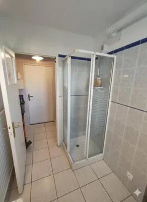 Salle de bains dans l'établissement Appartement chaleureux et place de parking