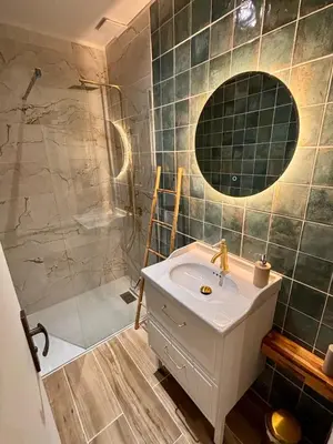 Salle de bains dans l'établissement Charmant T2 entre Plage & Forêt