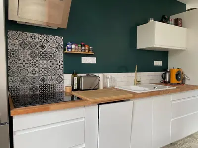Cuisine ou kitchenette dans l'établissement Petite maison au cœur de la ville