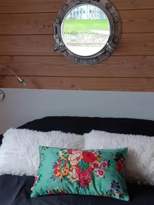 Un ou plusieurs lits dans un hébergement de l'établissement La toue Belle de Maine - Bateau traditionnel de la Loire