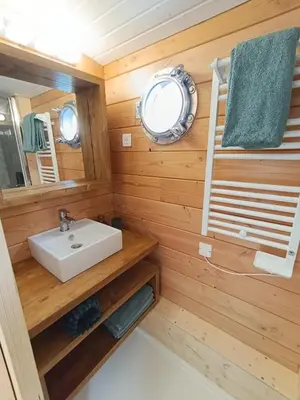 Salle de bains dans l'établissement La toue Belle de Maine - Bateau traditionnel de la Loire
