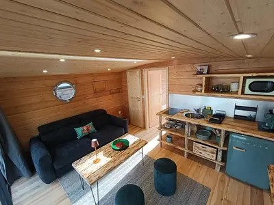 Cuisine ou kitchenette dans l'établissement La toue Belle de Maine - Bateau traditionnel de la Loire