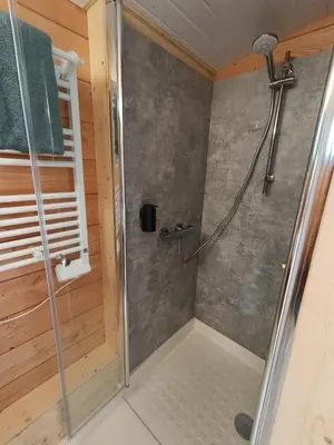 Salle de bains dans l'établissement La toue Belle de Maine - Bateau traditionnel de la Loire