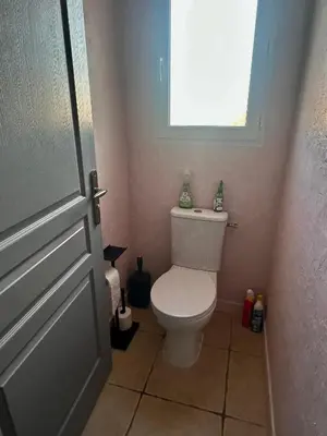 Salle de bains dans l'établissement Chambre équipée centre Le Fenouiller proche mer