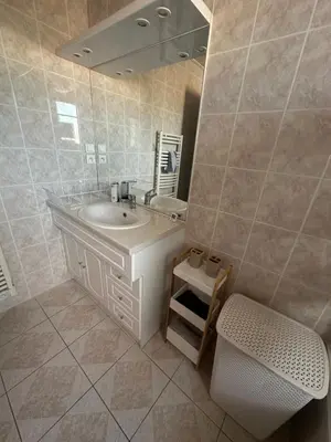 Salle de bains dans l'établissement Chambre équipée centre Le Fenouiller proche mer