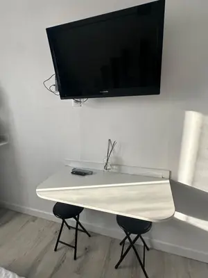 Télévision ou salle de divertissement dans l'établissement Chambre équipée centre Le Fenouiller proche mer