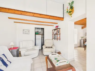 Coin salon dans l'établissement Maison pour 4 avec jardin et véranda