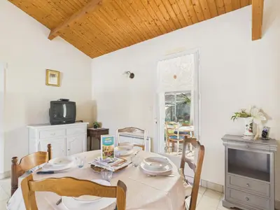 Cuisine ou kitchenette dans l'établissement Maison pour 4 avec jardin et véranda