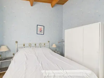Un ou plusieurs lits dans un hébergement de l'établissement Maison pour 4 avec jardin et véranda