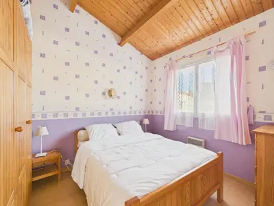 Un ou plusieurs lits dans un hébergement de l'établissement Maison pour 4 avec jardin et véranda