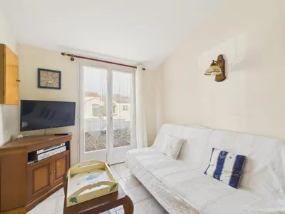 Télévision ou salle de divertissement dans l'établissement Maison pour 4 avec jardin et véranda