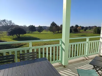 Balcon ou terrasse dans l'établissement L'Orée du Golf - Balcon & Parking