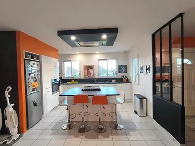 Cuisine ou kitchenette dans l'établissement La Parenthèse colorée - spacieux - 12mn du Parc
