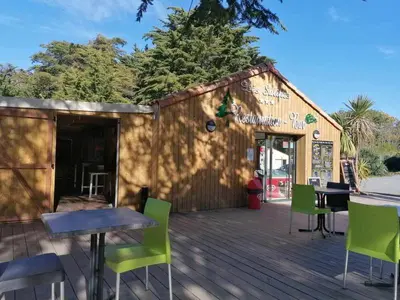 Plan de l'établissement La Lodge Océane avec piscine, plage à pied