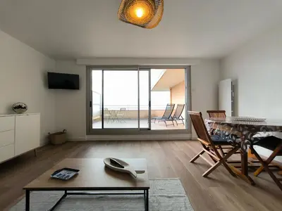 Télévision ou salle de divertissement dans l'établissement Les Embruns - Studio avec terrasse vue mer