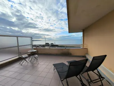 Balcon ou terrasse dans l'établissement Les Embruns - Studio avec terrasse vue mer