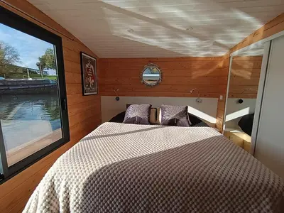 Un ou plusieurs lits dans un hébergement de l'établissement La toue Vent d'Anjou - Bateau traditionnel de la Loire