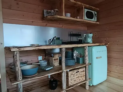 Cuisine ou kitchenette dans l'établissement La toue Vent d'Anjou - Bateau traditionnel de la Loire