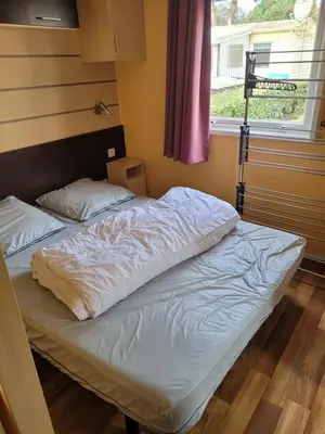 Un ou plusieurs lits dans un hébergement de l'établissement MH Bois Dormant 6 pers 3ch avec Lave Linge et TV