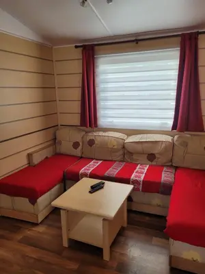 Coin salon dans l'établissement MH Bois Dormant 6 pers 3ch avec Lave Linge et TV