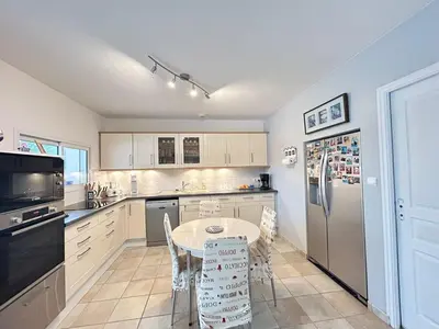 Cuisine ou kitchenette dans l'établissement Villa à St Jean de Monts avec piscine chauffée, clim et WiFi - FR-1-777-23